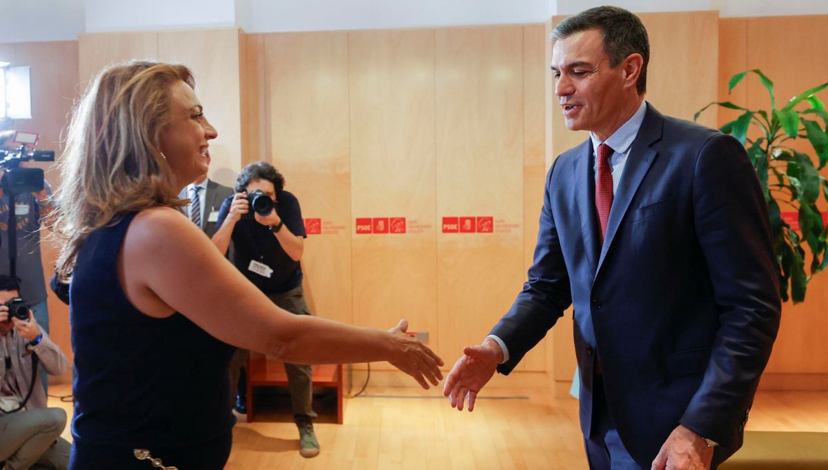 El secretario general del PSOE y presidente del Gobierno en funciones, Pedro Sánchez con la diputada de Coalición Canaria, Cristina Valido. EFE